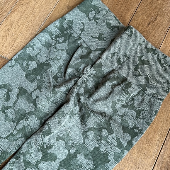 EUC Gymshark Olive Green Camo Adapt XS full length no front seam w/scrunch butt - Picture 2 of 7